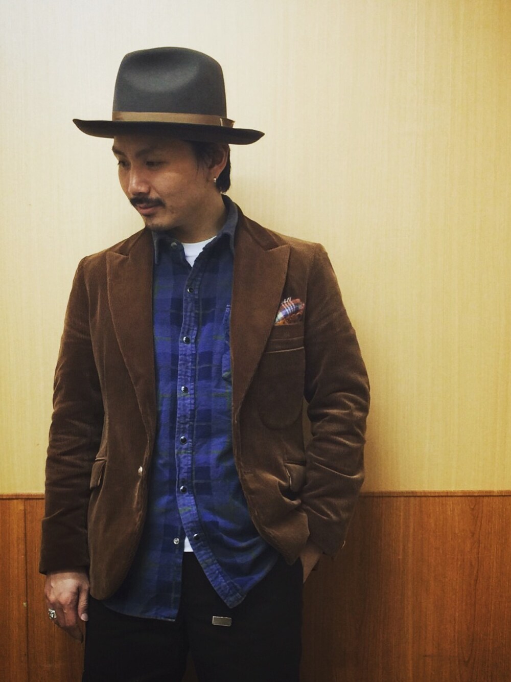 「ユナイテッドアローズ、ユナイテッドアローズ＆サンズ、united arrows、unitedarrowsandsons、大宮」｜「Dickiesのアイテム（チノパンツ、ブラウン系）」を使った、Yu Sasugaさん（メンズ・165cm）の秋コーディネートの1枚目の写真