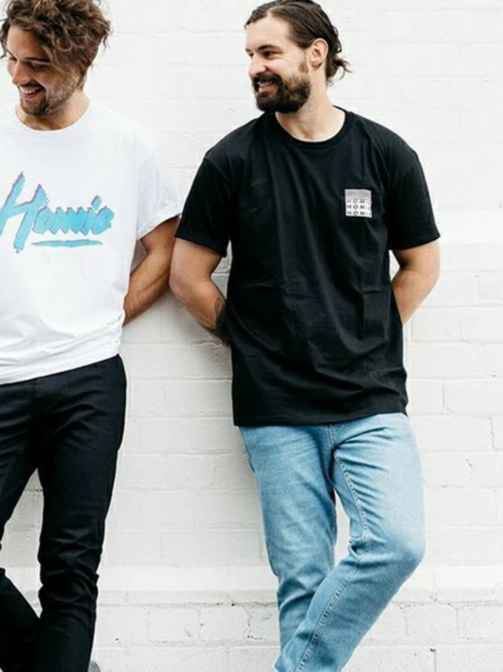 ブルー系のデニムパンツを着用したメンズの冬コーディネートの1枚目の写真