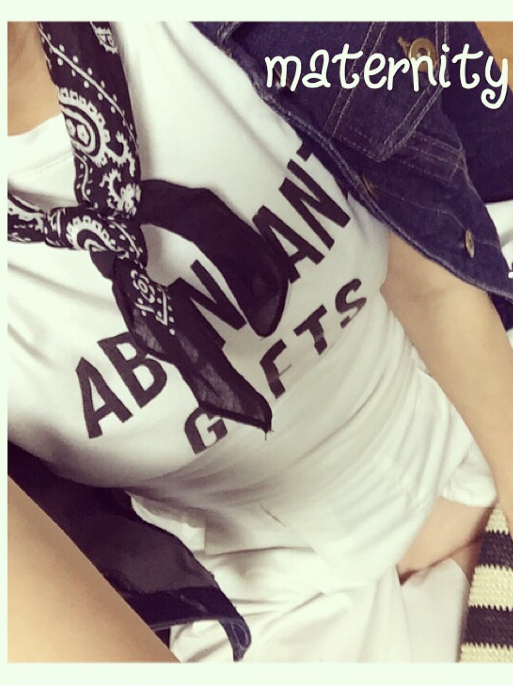 「デニムジャケット、バンダナ、ホワイトコーデ、春コーデ」｜「Mila OwenのロゴプリントTシャツ（Tシャツ/カットソー、ホワイト系）」を使った、もりりかさん（レディース・157cm）の春コーディネートの1枚目の写真