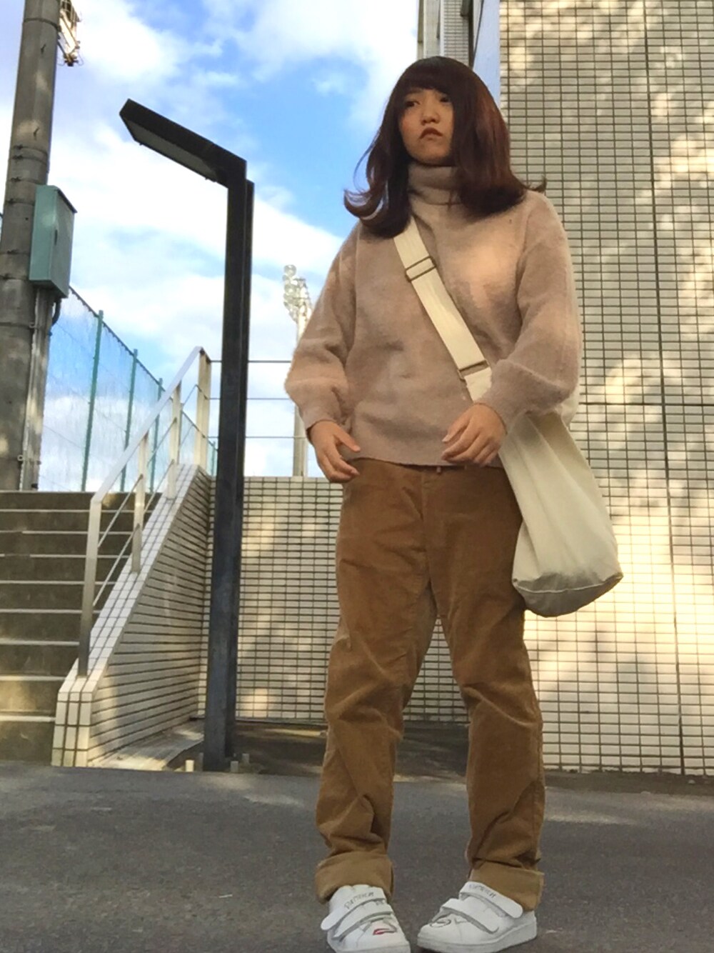 「ゆるコーデ、秋のコーデ、ショルダーバッグ、だぼだぼ、ベルクロ、スニーカー、タートルネック、タートルネックニット」｜「one after another NICE CLAUPのふんわりオフタートルニット（ニット/セーター、ベージュ系）」を使った、aiiiiiiさん（レディース・155cm）の秋コーディネートの1枚目の写真
