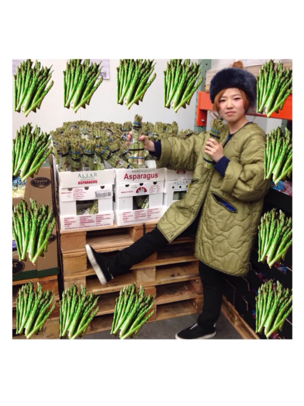 「春のレジャースタイル、野菜、緑、初挑戦アイテム、MA-1、裏地柄、古着、ヴィンテージ、スキニー、もこもこ」｜「MONKIのもこもこもこもこヘアバンド（ヘアバンド、ブルー系）」を使った、ムラサワヒトミさん（レディース・160cm）の春コーディネートの1枚目の写真