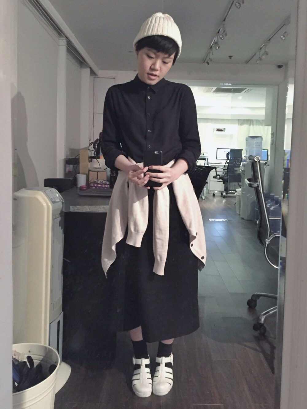 「monotone、香港、春」｜「jujuのアイテム（サンダル、ホワイト系）」を使った、Catch A Catさん（レディース・161cm）の夏コーディネートの1枚目の写真