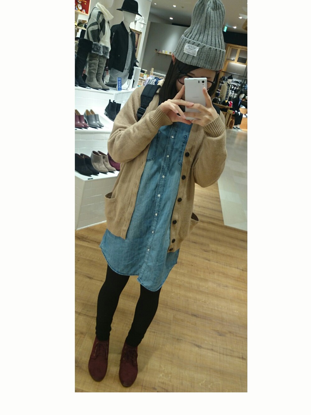 「UNIQLO、GU、ニット帽、黒タイツ、カーディガン、シャツワンピ」｜「mi-pacのアイテム（バックパック/リュック、ブラック系）」を使った、みっちさん（レディース・165cm）の秋コーディネートの1枚目の写真