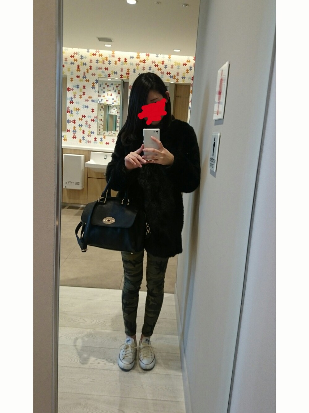 「大阪、ファー、UNIQLO、Bershka、コンバース、迷彩」｜「DURASのノーカラーフェイクファーコート（その他アウター、ブラック系）」を使った、みっちさん（レディース・165cm）の冬コーディネートの1枚目の写真