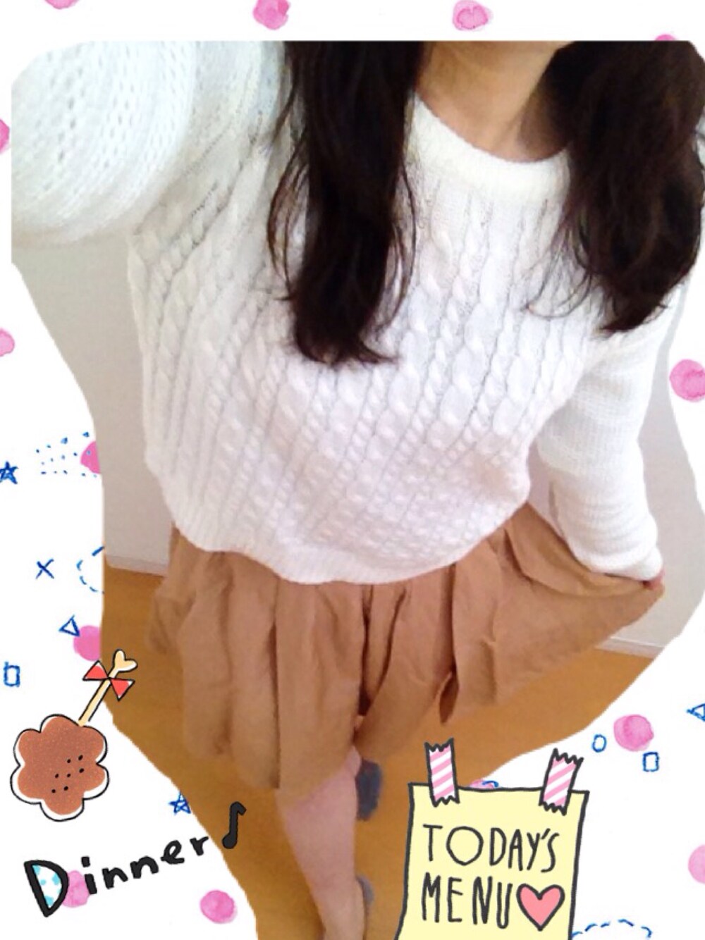 ホワイト系のニット/セーター、ベージュ系のスカートを着用したレディースの秋コーディネートの1枚目の写真