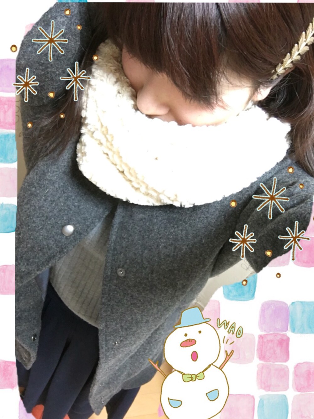 グレー系のニット/セーター、ブルー系のスカート、グレー系のスタジャンを着用したレディースの冬コーディネートの1枚目の写真