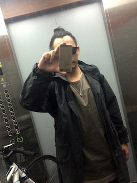 「COMOLI（コモリ）のアイテム（モッズコート）」を使った、DRGNさん（メンズ・170cm）の春コーディネート