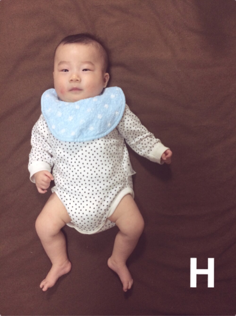 ホワイト系のママ&ベビー、ブルー系のママ&ベビーを着用したキッズの秋コーディネートの1枚目の写真