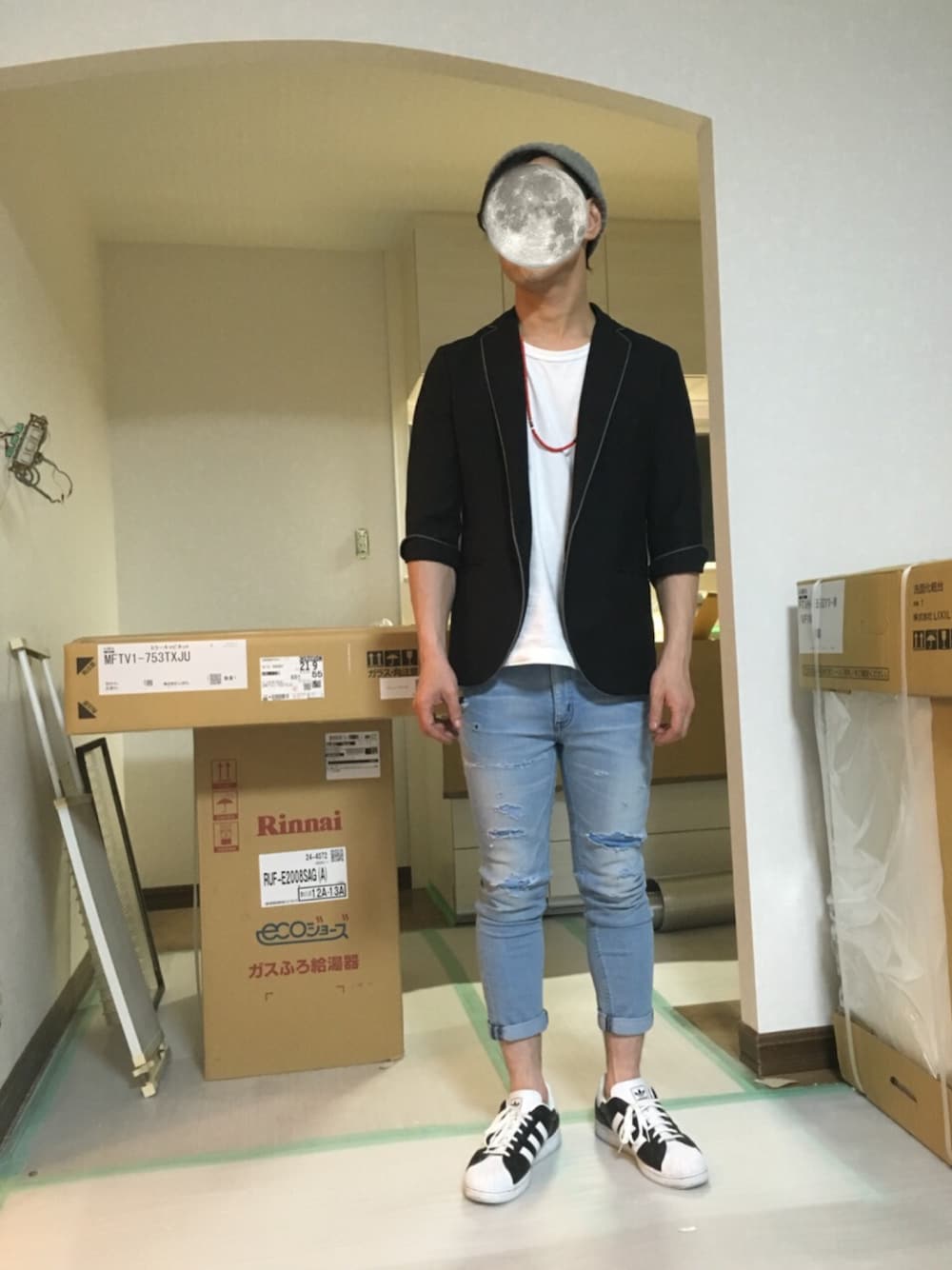 ブラック系のテーラードジャケット、ブルー系のデニムパンツ、ブラック系のスニーカーを着用したメンズの夏コーディネートの1枚目の写真