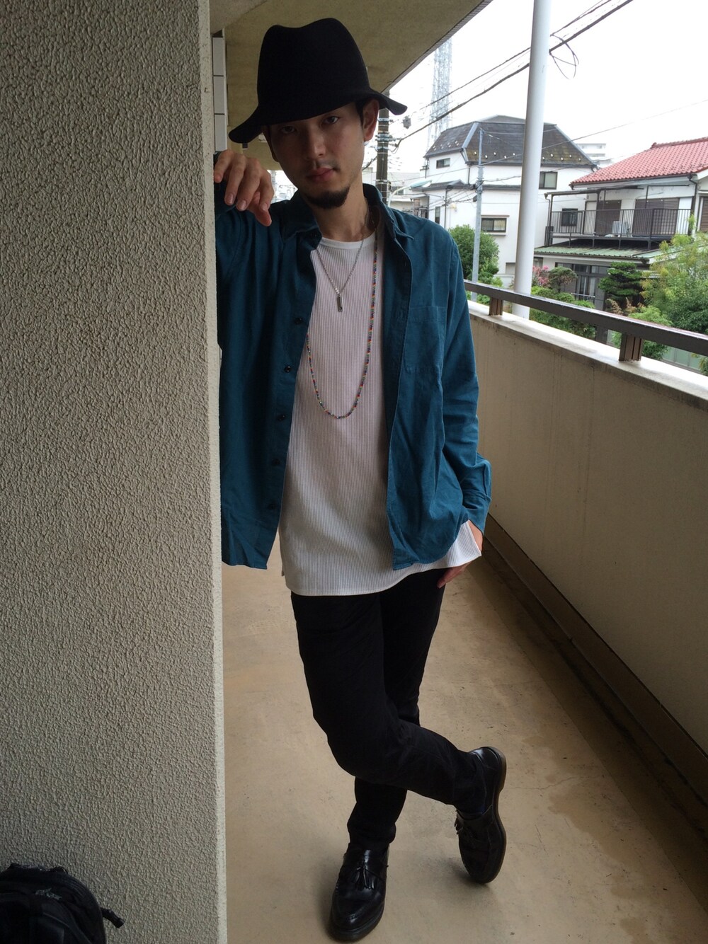 ホワイト系のTシャツ/カットソー、グリーン系のシャツ/ブラウス、ブラック系のパンツを着用したメンズの夏コーディネートの1枚目の写真