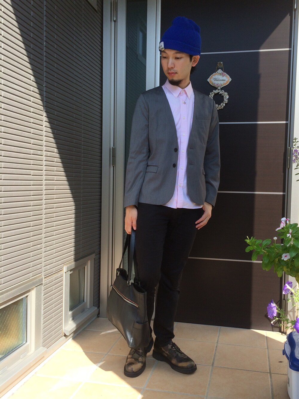 グレー系のノーカラージャケット、ピンク系のシャツ/ブラウス、ブラック系のその他パンツを着用したメンズの秋コーディネートの1枚目の写真