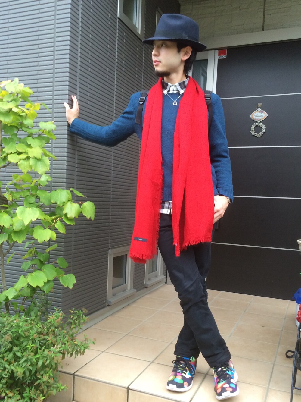 ブルー系のニット/セーター、ブラック系のその他パンツ、ブラック系のスニーカーを着用したメンズの秋コーディネートの1枚目の写真