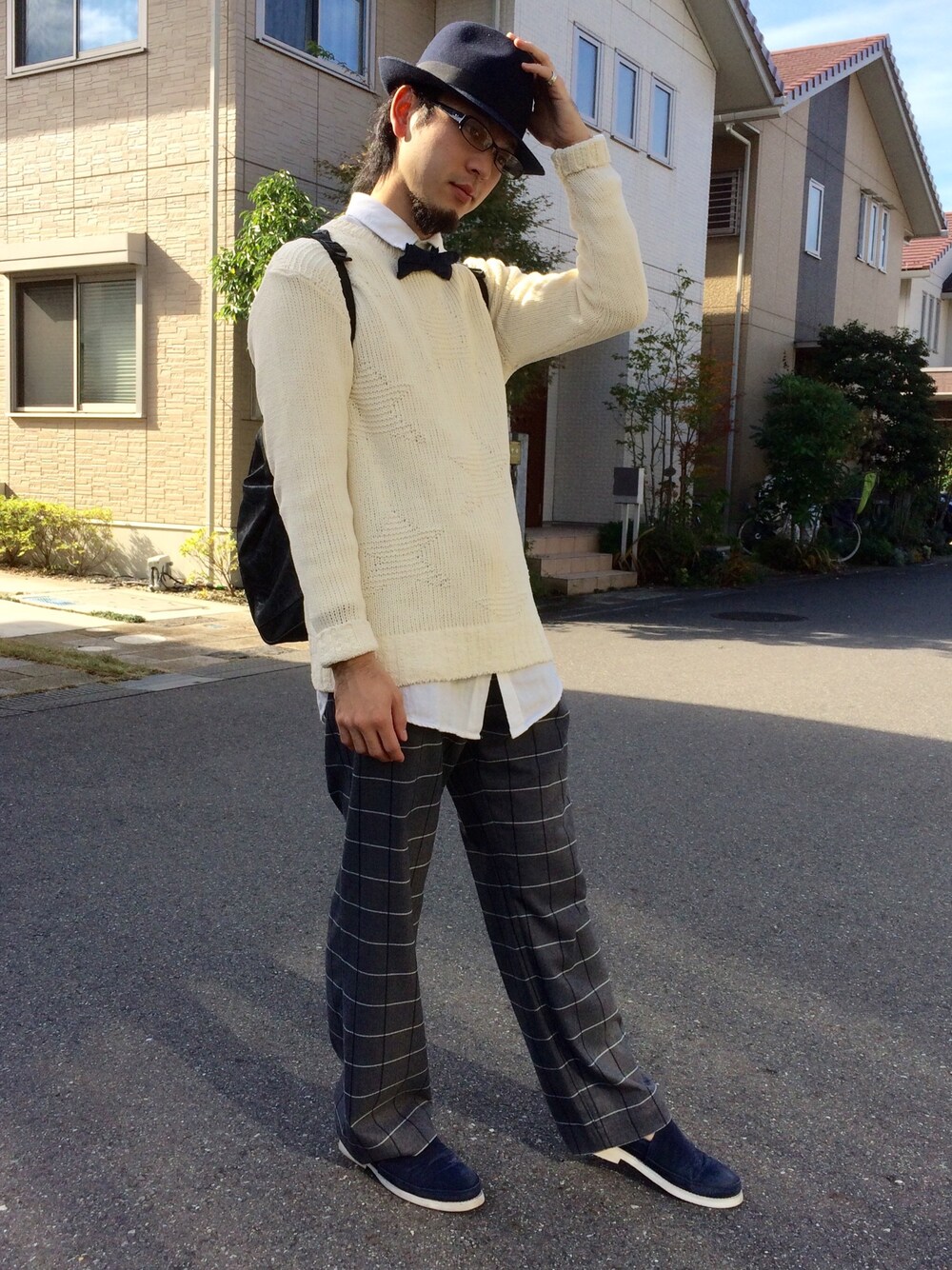 ホワイト系のニット/セーター、ブルー系の蝶ネクタイ、ブルー系のその他シューズを着用したメンズの秋コーディネートの1枚目の写真