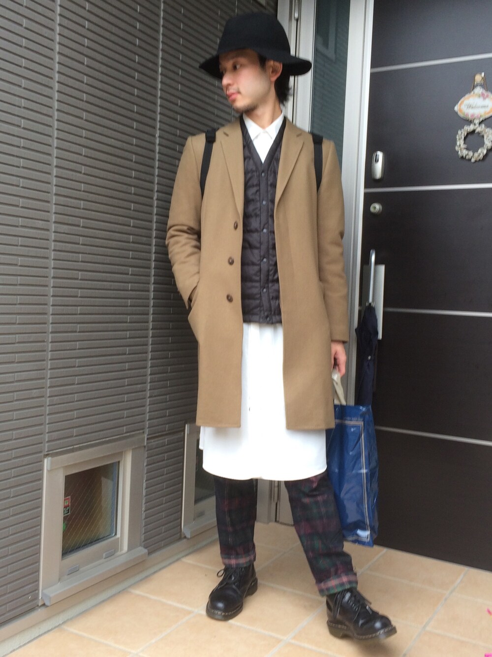 レッド系のその他パンツ、ホワイト系のシャツ/ブラウス、ベージュ系のチェスターコートを着用したメンズの秋コーディネートの1枚目の写真
