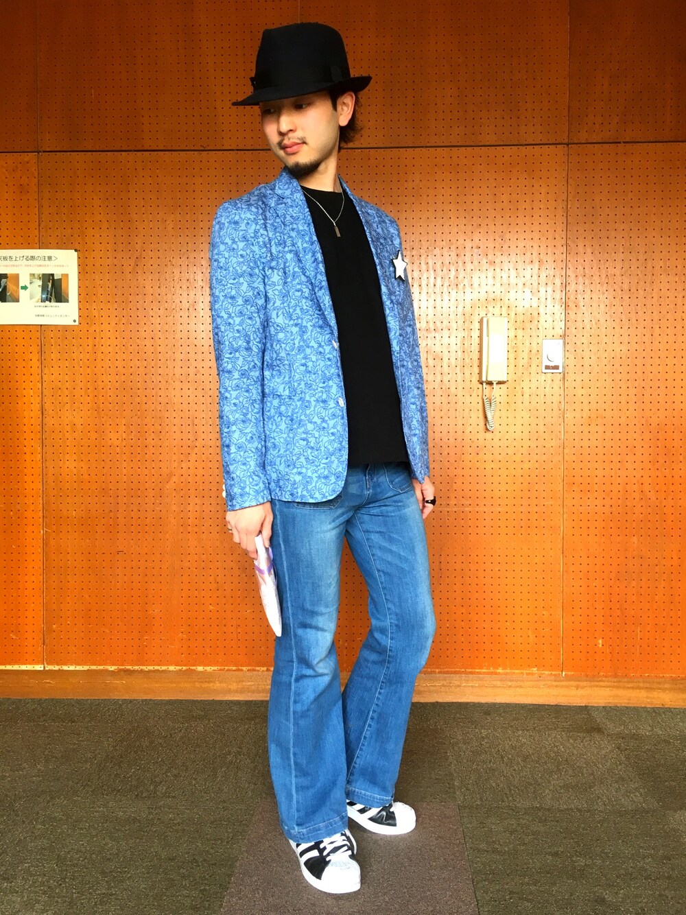 ブラック系のTシャツ/カットソー、ブルー系のデニムパンツ、ブラック系のスニーカーを着用したメンズの春コーディネートの1枚目の写真