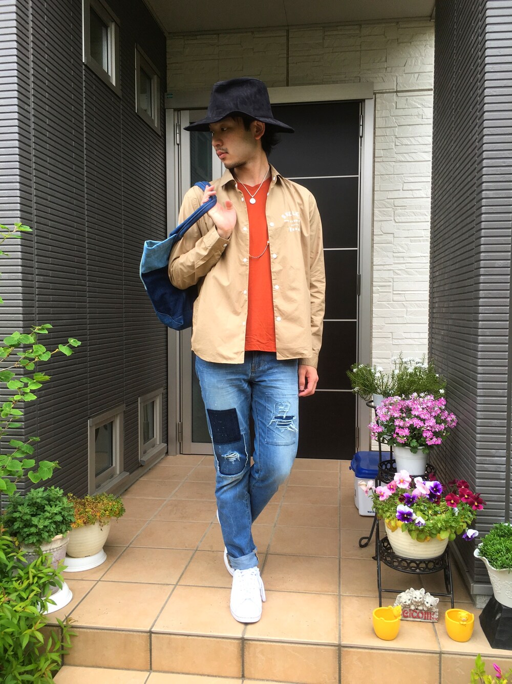 オレンジ系のTシャツ/カットソー、ベージュ系のシャツ/ブラウス、ブルー系のトートバッグを着用したメンズの春コーディネートの1枚目の写真
