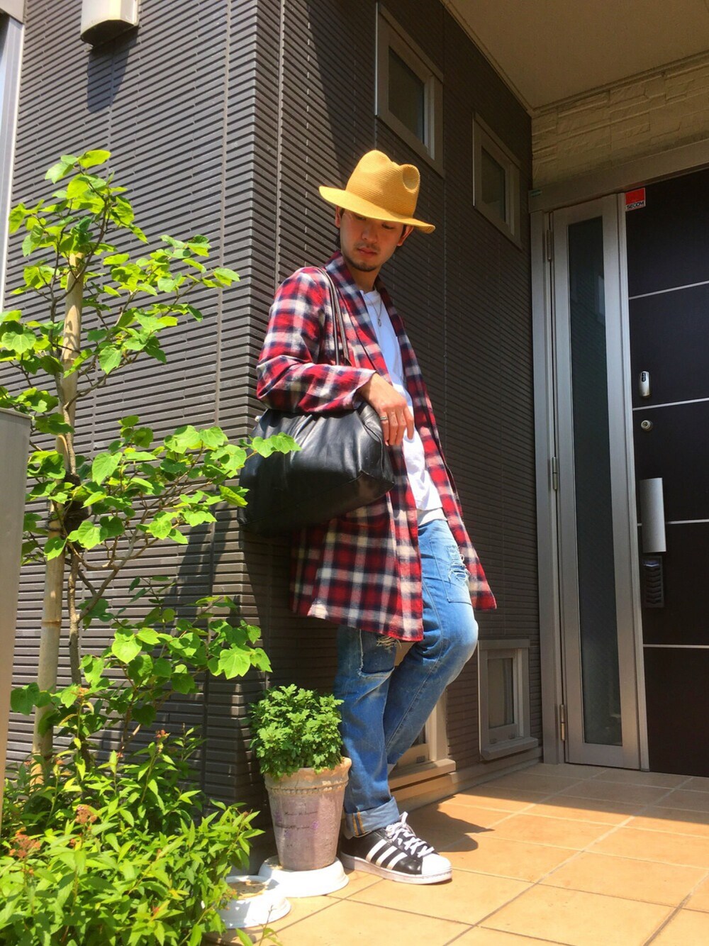 グレー系のタンクトップ、ホワイト系のTシャツ/カットソー、ブラック系のトートバッグを着用したメンズの春コーディネートの1枚目の写真