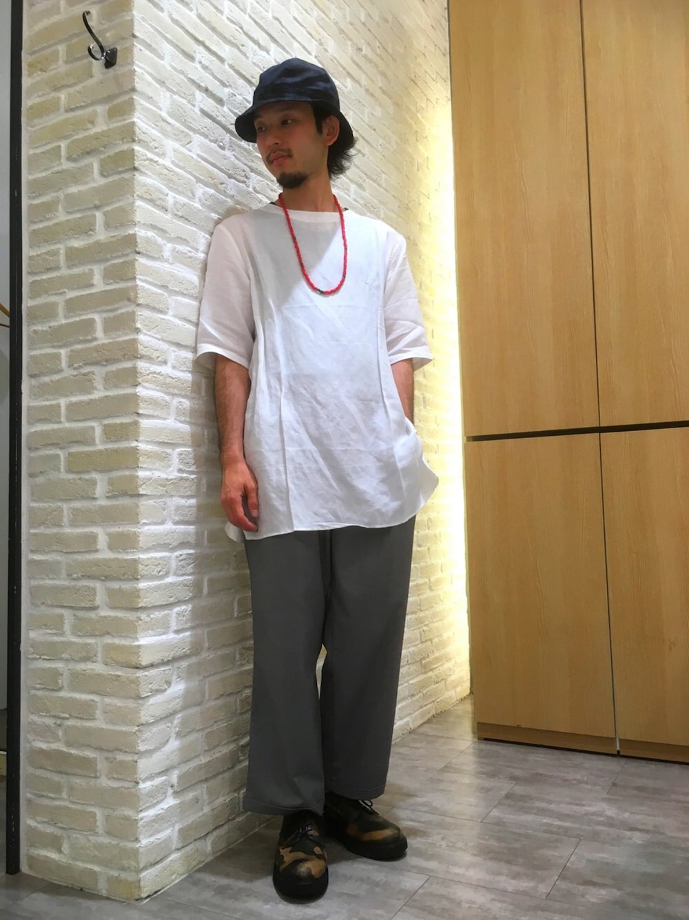 ホワイト系のTシャツ/カットソー、グレー系のその他パンツ、その他のドレスシューズを着用したメンズの春コーディネートの1枚目の写真