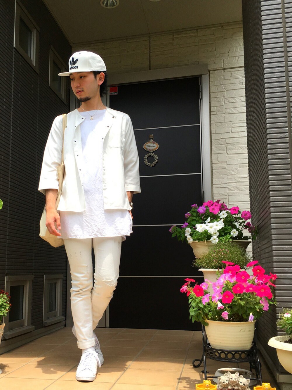 ホワイト系のTシャツ/カットソー、ホワイト系のシャツ/ブラウス、ホワイト系のトートバッグを着用したメンズの夏コーディネートの1枚目の写真