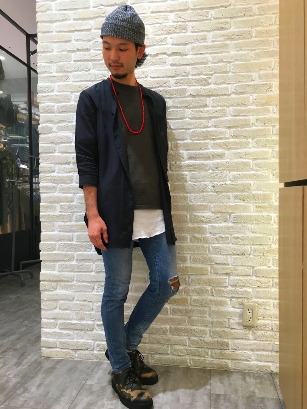 グリーン系のTシャツ/カットソー、その他のドレスシューズ、ブルー系のデニムパンツを着用したメンズの夏コーディネートの1枚目の写真