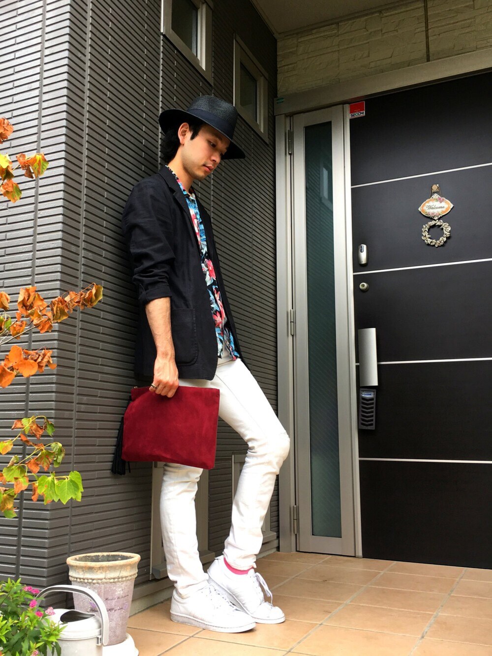 ブルー系のシャツ/ブラウス、ホワイト系のデニムパンツ、ホワイト系のスニーカーを着用したメンズの夏コーディネートの1枚目の写真