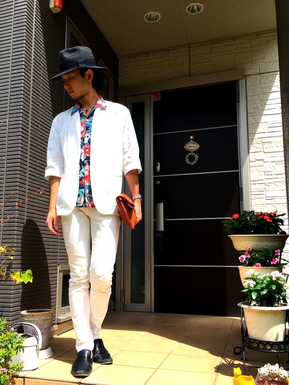 ブルー系のシャツ/ブラウス、ホワイト系のテーラードジャケット、ブラウン系のクラッチバッグを着用したメンズの夏コーディネートの1枚目の写真