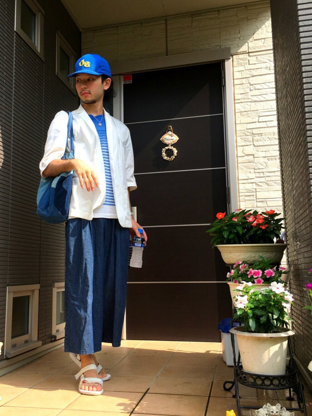 ホワイト系のテーラードジャケット、ブルー系のTシャツ/カットソー、ブルー系のその他パンツを着用したメンズの夏コーディネートの1枚目の写真