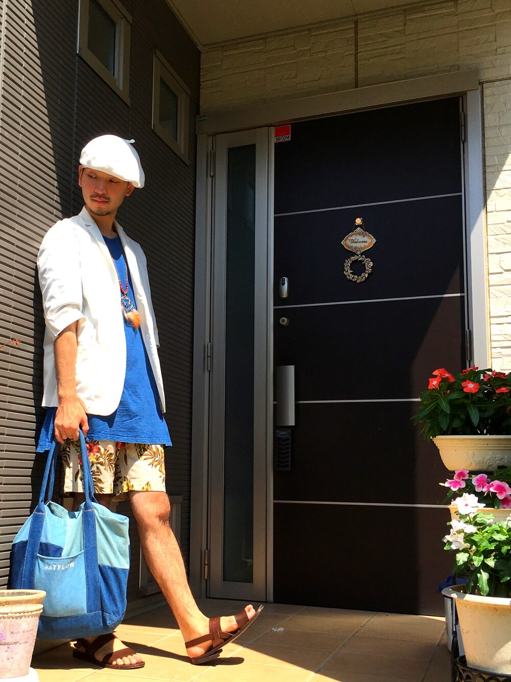 ホワイト系のテーラードジャケット、ベージュ系のその他パンツ、ブラウン系のサンダルを着用したメンズの夏コーディネートの1枚目の写真