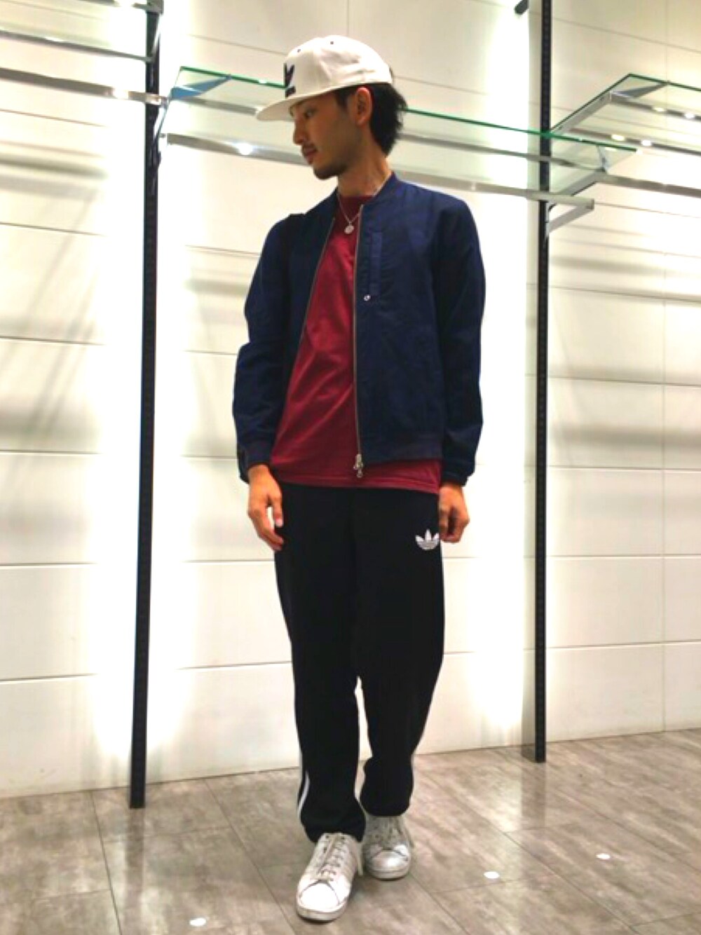 レッド系のTシャツ/カットソー、ブルー系のブルゾン、ブラック系のその他パンツを着用したメンズの夏コーディネートの1枚目の写真