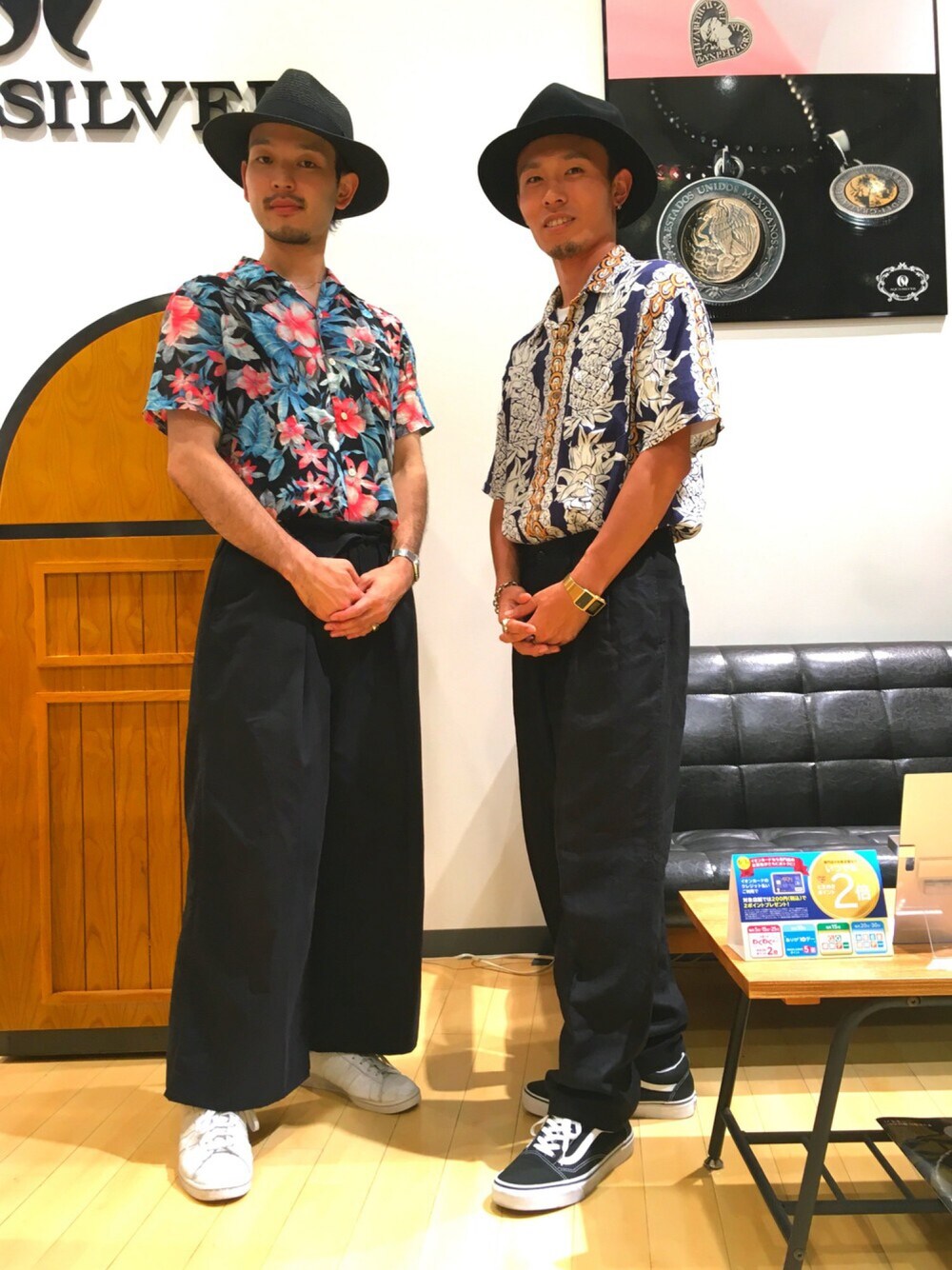 ブルー系のシャツ/ブラウス、ブラック系のスラックス、ホワイト系のスニーカーを着用したメンズの夏コーディネートの1枚目の写真