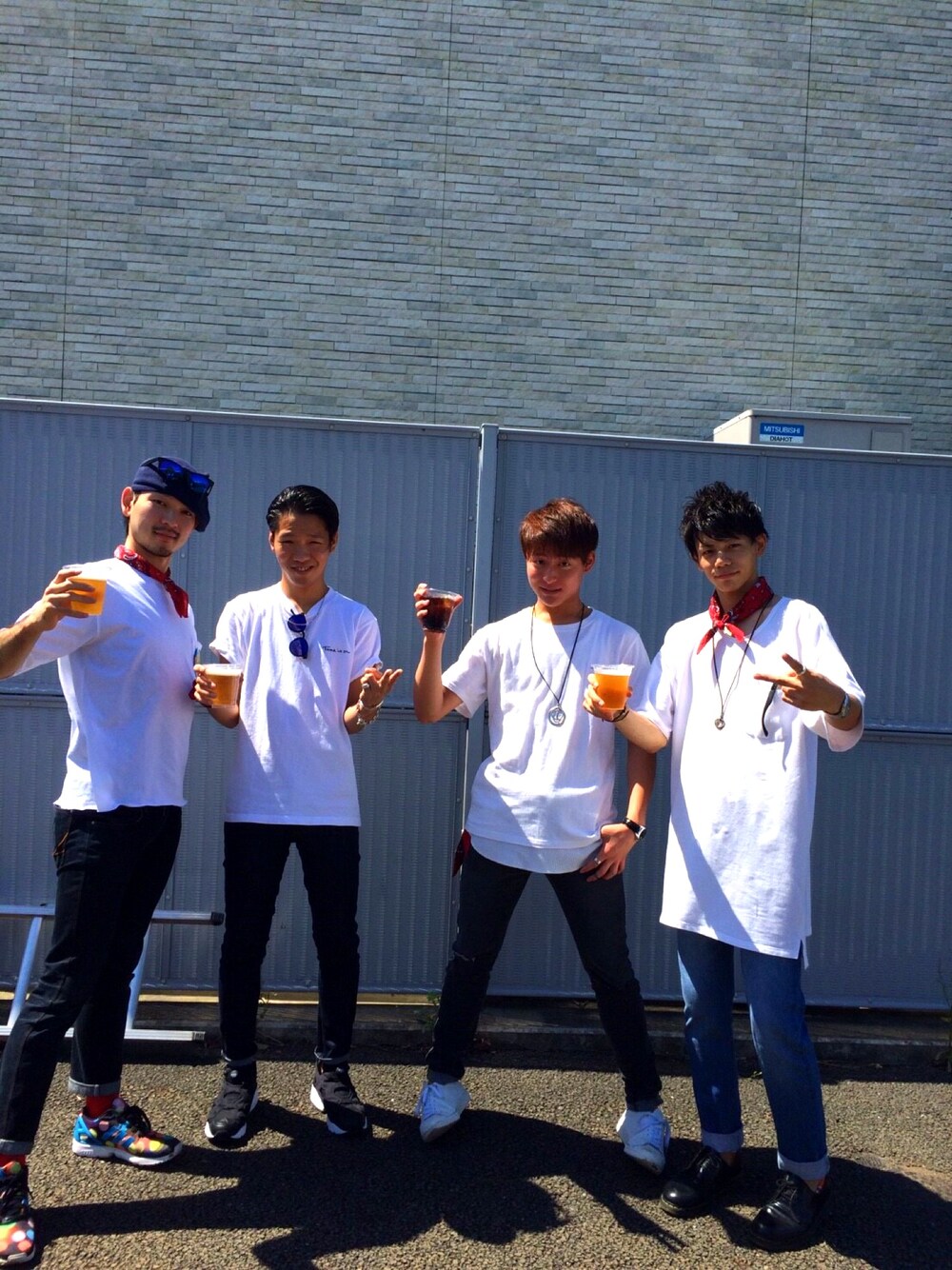 ホワイト系のTシャツ/カットソー、ブルー系のデニムパンツ、ブラック系のスニーカーを着用したメンズの夏コーディネートの1枚目の写真