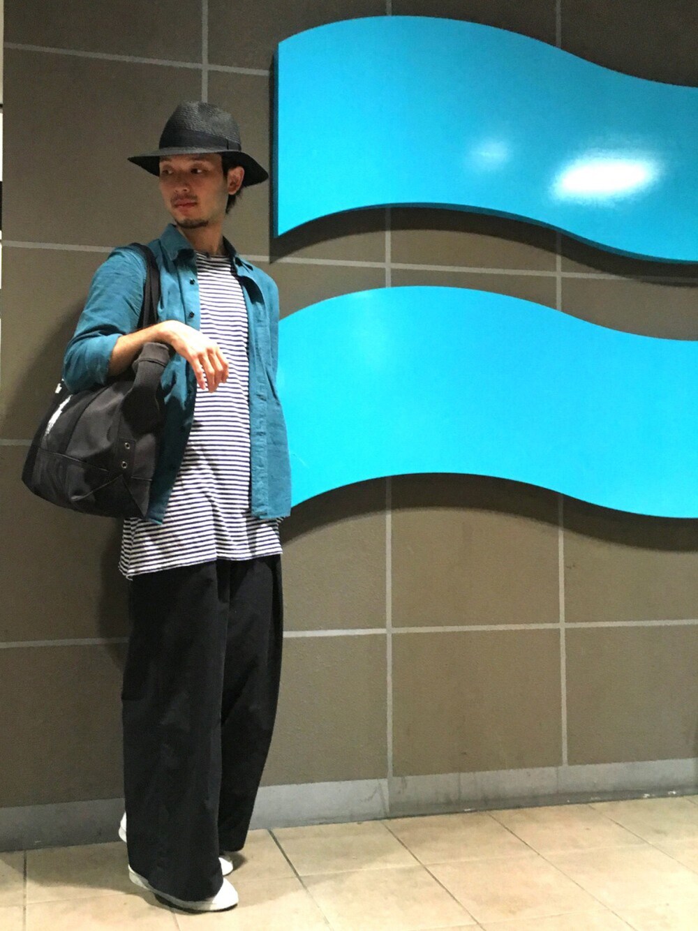 グリーン系のシャツ/ブラウス、ブルー系のTシャツ/カットソー、ブラック系のスラックスを着用したメンズの秋コーディネートの1枚目の写真