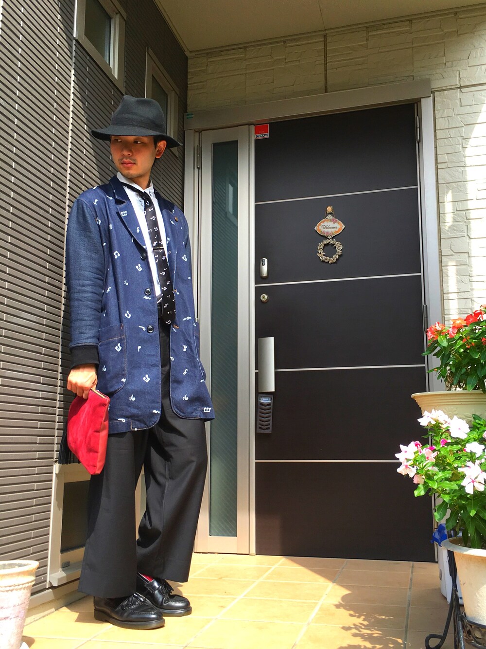 ホワイト系のシャツ/ブラウス、ブルー系のテーラードジャケット、ブラック系のネクタイを着用したメンズの秋コーディネートの1枚目の写真