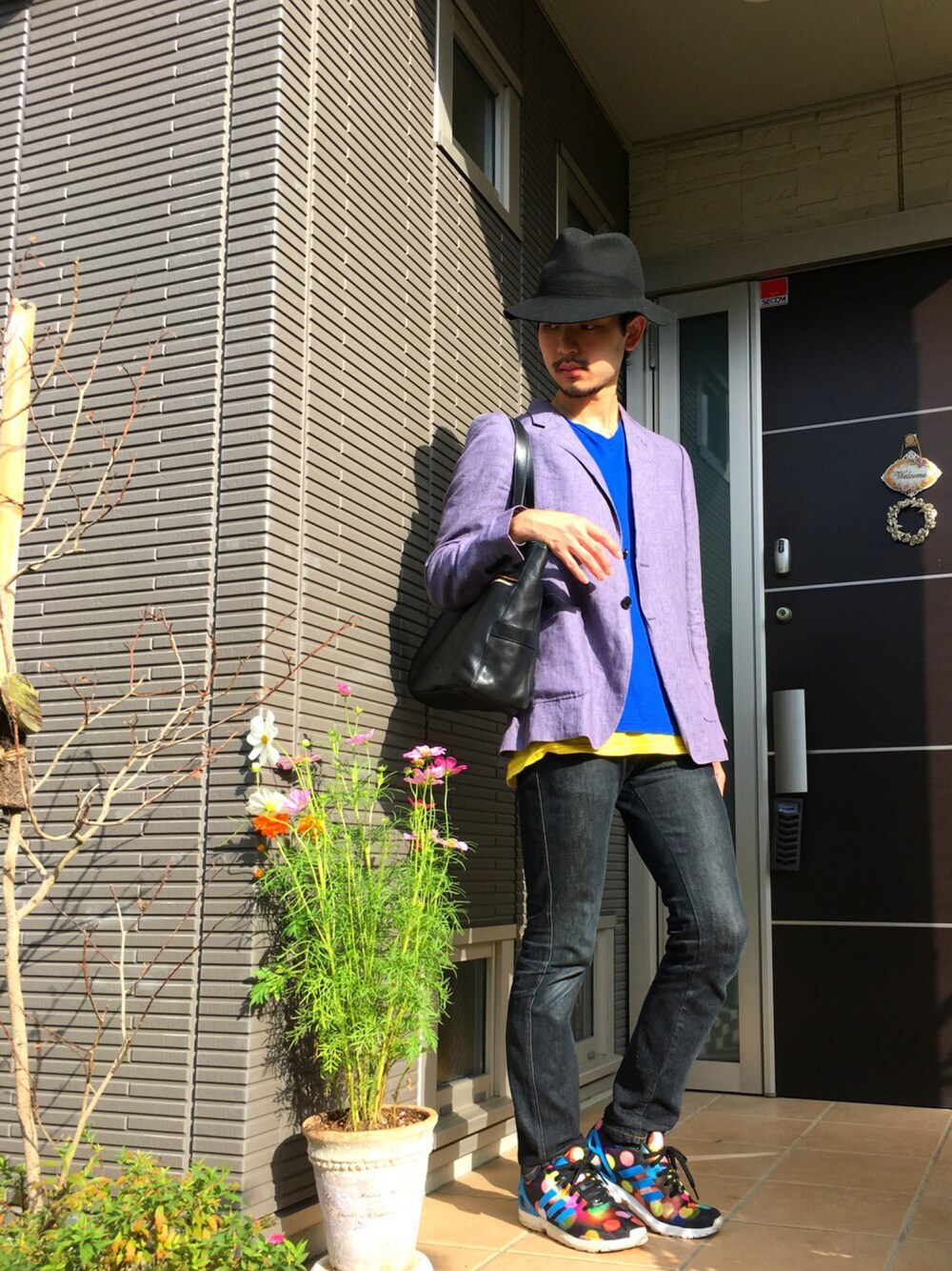 ブルー系のTシャツ/カットソー、パープル系のテーラードジャケット、イエロー系のタンクトップを着用したメンズの秋コーディネートの1枚目の写真