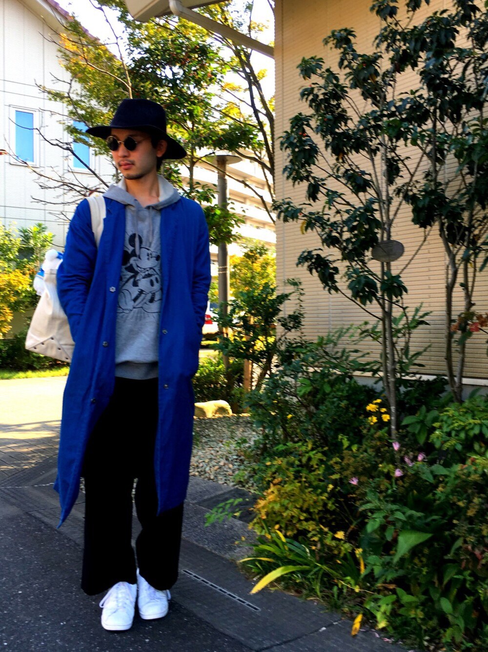 ブルー系のその他アウター、ブラック系のその他パンツ、グレー系のパーカーを着用したメンズの秋コーディネートの1枚目の写真