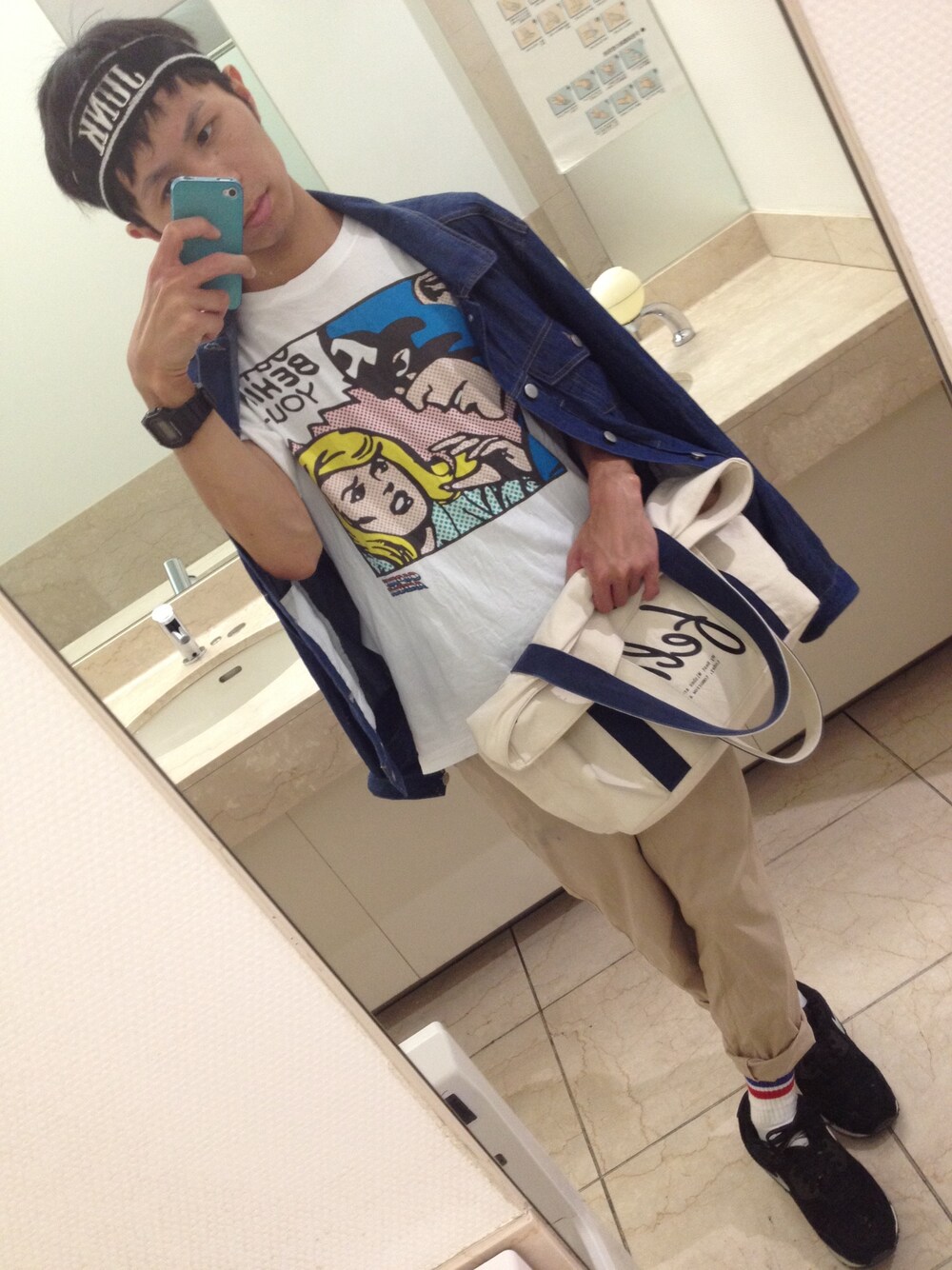 ホワイト系のTシャツ/カットソー、ブルー系のデニムジャケット、ブラック系のスニーカーを着用したメンズの夏コーディネートの1枚目の写真