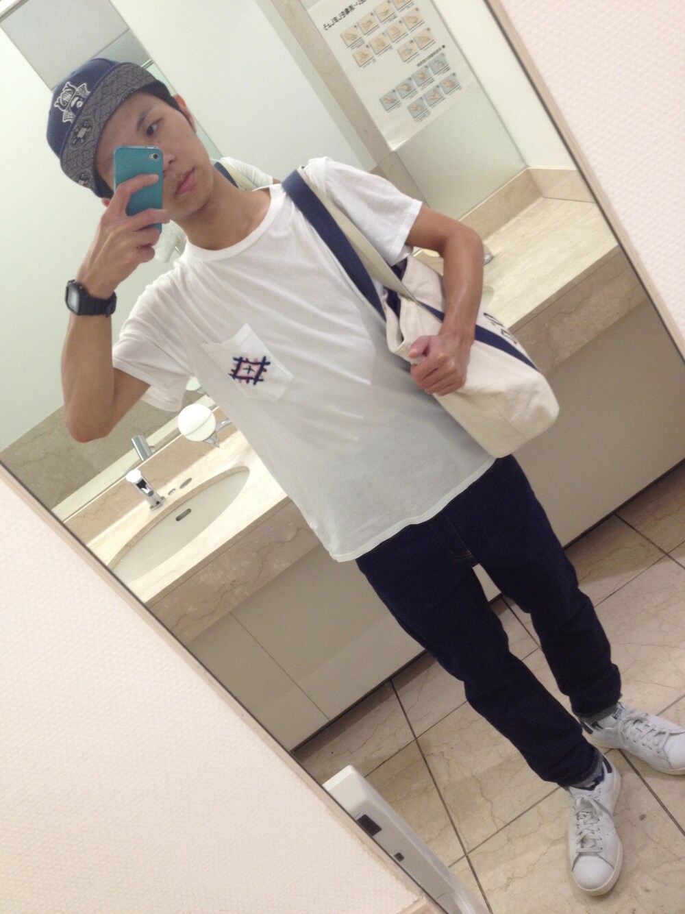 ホワイト系のTシャツ/カットソー、ブルー系のデニムパンツ、ホワイト系のトートバッグを着用したメンズの秋コーディネートの1枚目の写真