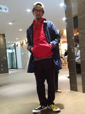 「黒縁メガネ」｜「アイテム（ステンカラーコート）」を使った、Junpei  Fukadaさん（メンズ・170cm）の春コーディネート