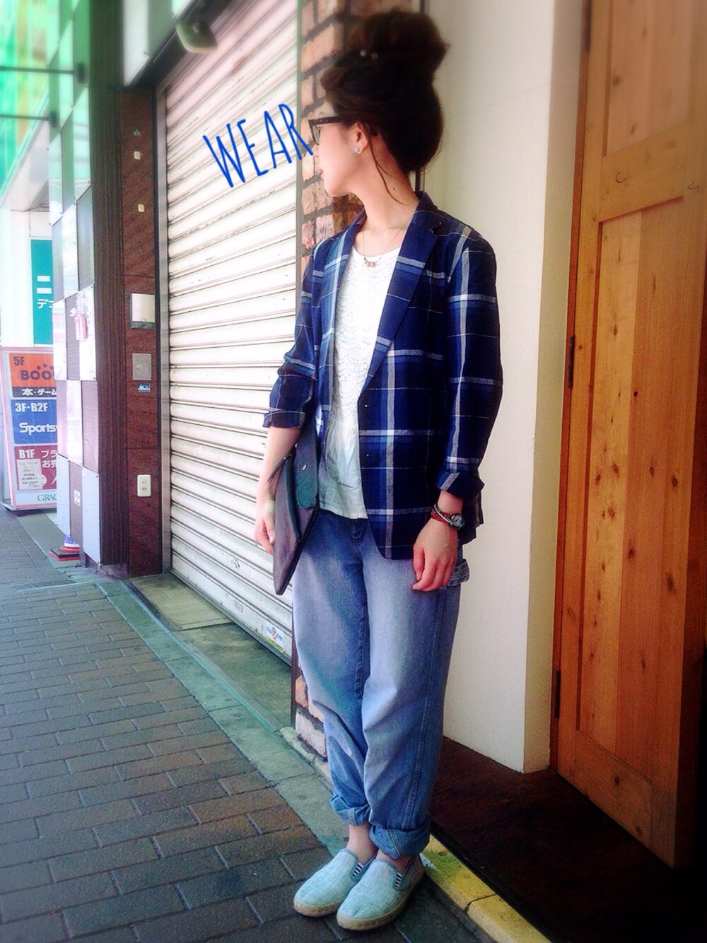 ブルー系のジャケット/アウター、ホワイト系のトップス、ブルー系のデニムパンツを着用したレディースの春コーディネートの1枚目の写真