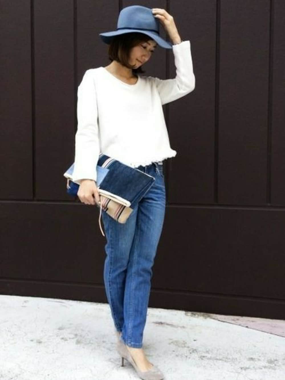 ホワイト系のTシャツ/カットソー、ブルー系のデニムパンツ、グレー系のパンプスを着用したレディースの冬コーディネートの1枚目の写真