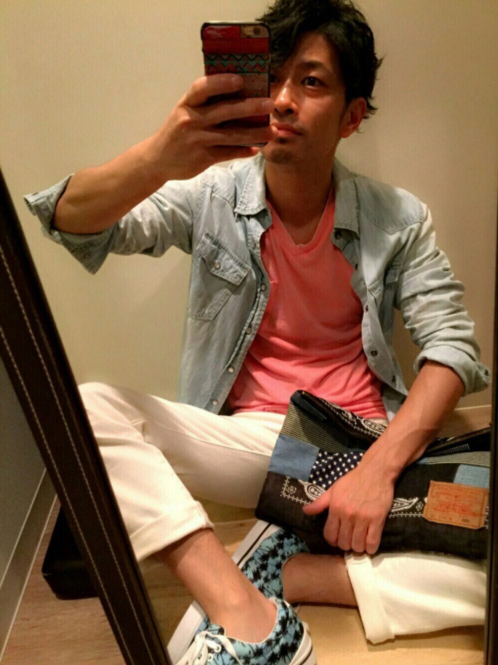 ブルー系のシャツ/ブラウス、ピンク系のTシャツ/カットソー、ホワイト系のデニムパンツを着用したメンズの春コーディネートの1枚目の写真