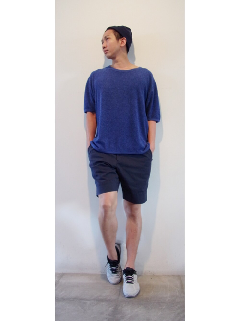 ブルー系のTシャツ/カットソー、ブルー系のその他パンツ、シルバー系のスニーカーを着用したメンズの夏コーディネートの1枚目の写真