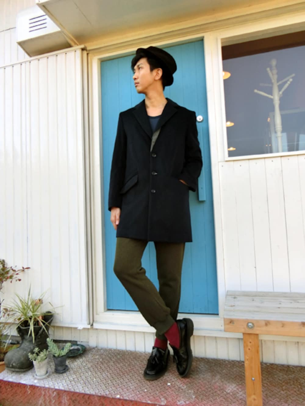 ブルー系のテーラードジャケット、グリーン系のその他パンツ、ブラック系のドレスシューズを着用したメンズの秋コーディネートの1枚目の写真