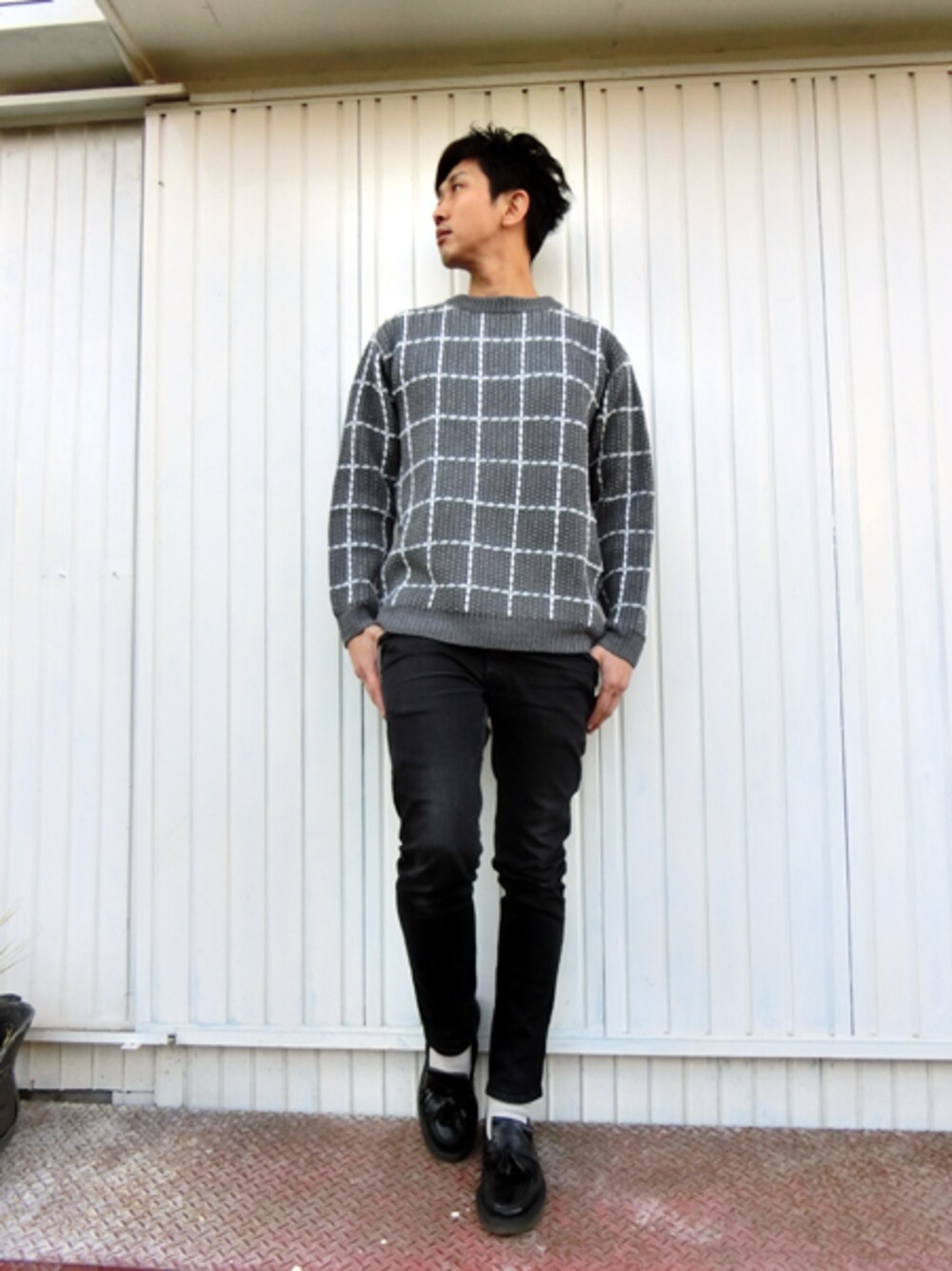 グレー系のニット/セーターを着用したメンズの冬コーディネートの1枚目の写真