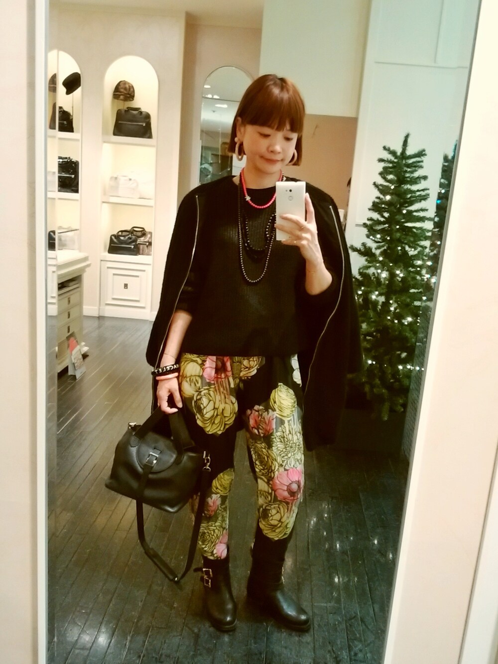 「柄パンツ、ブラック、ピンク、花柄、ショートブーツ、アクセサリー、melimelo、swash、フープピアス、swash london」｜「H.P.FRANCEのmelimelo  ショルダーバッグ　ティーラミニ （ショルダーバッグ、ブラック系）」を使った、mimioさん（レディース・163cm）の秋コーディネートの1枚目の写真