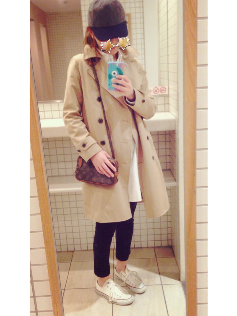 ベージュ系のトレンチコート、ホワイト系のスニーカーを着用したレディースの春コーディネートの1枚目の写真