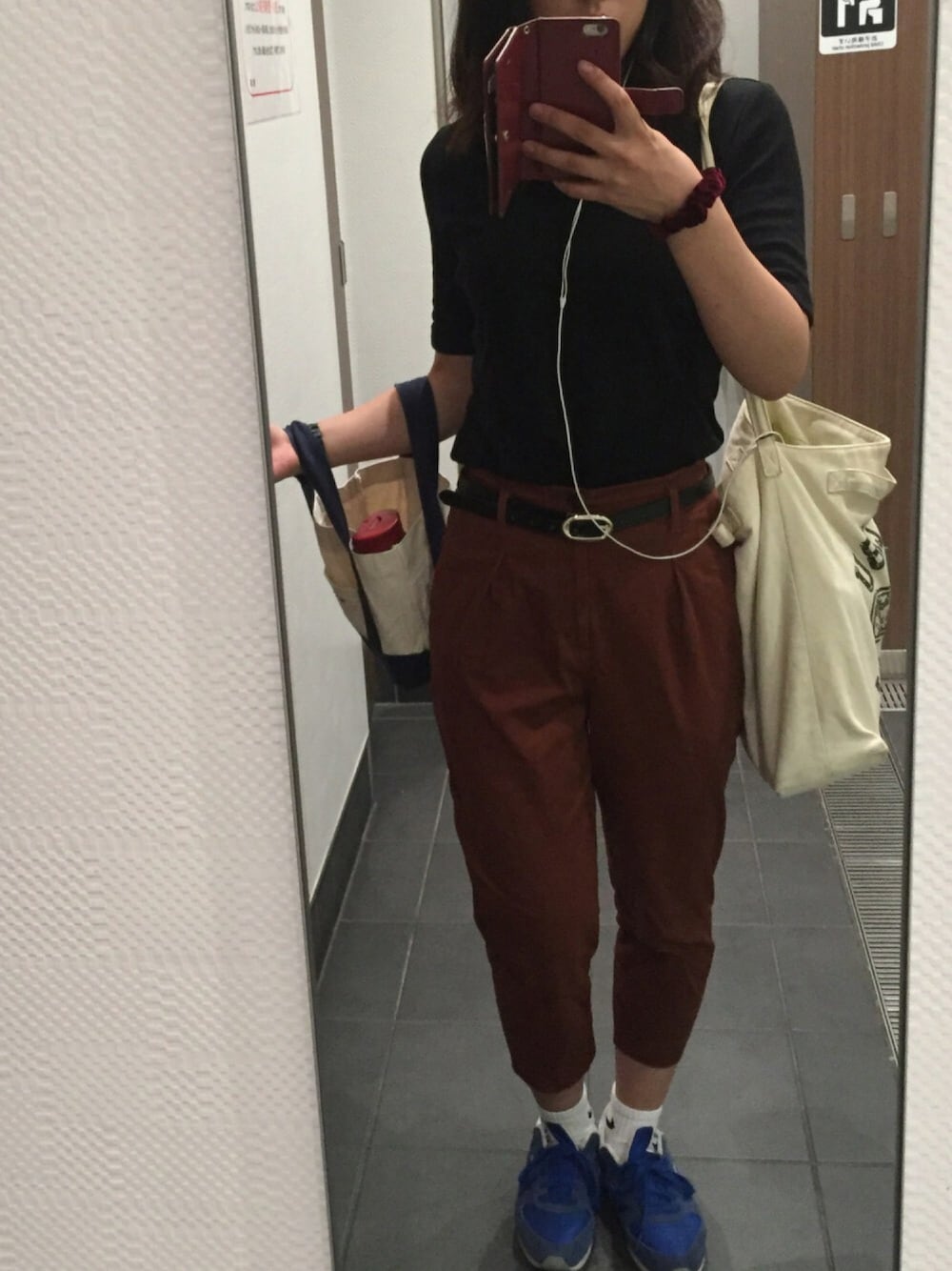 ブラック系のTシャツ/カットソー、オレンジ系のその他パンツ、ブルー系のスニーカーを着用したレディースの秋コーディネートの1枚目の写真