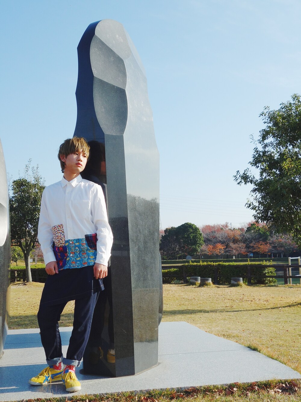 その他のシャツ/ブラウス、ブラック系のその他パンツ、イエロー系のスニーカーを着用したメンズの秋コーディネートの1枚目の写真