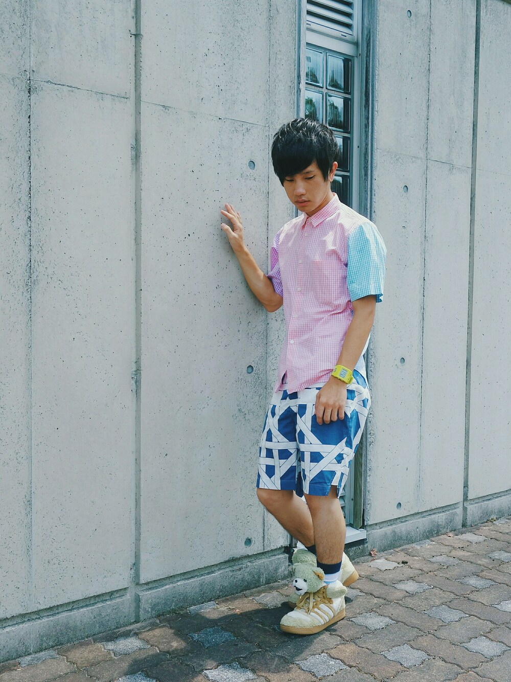 ブルー系のその他パンツ、ベージュ系のシューズ、ピンク系のトップスを着用したメンズの夏コーディネートの1枚目の写真