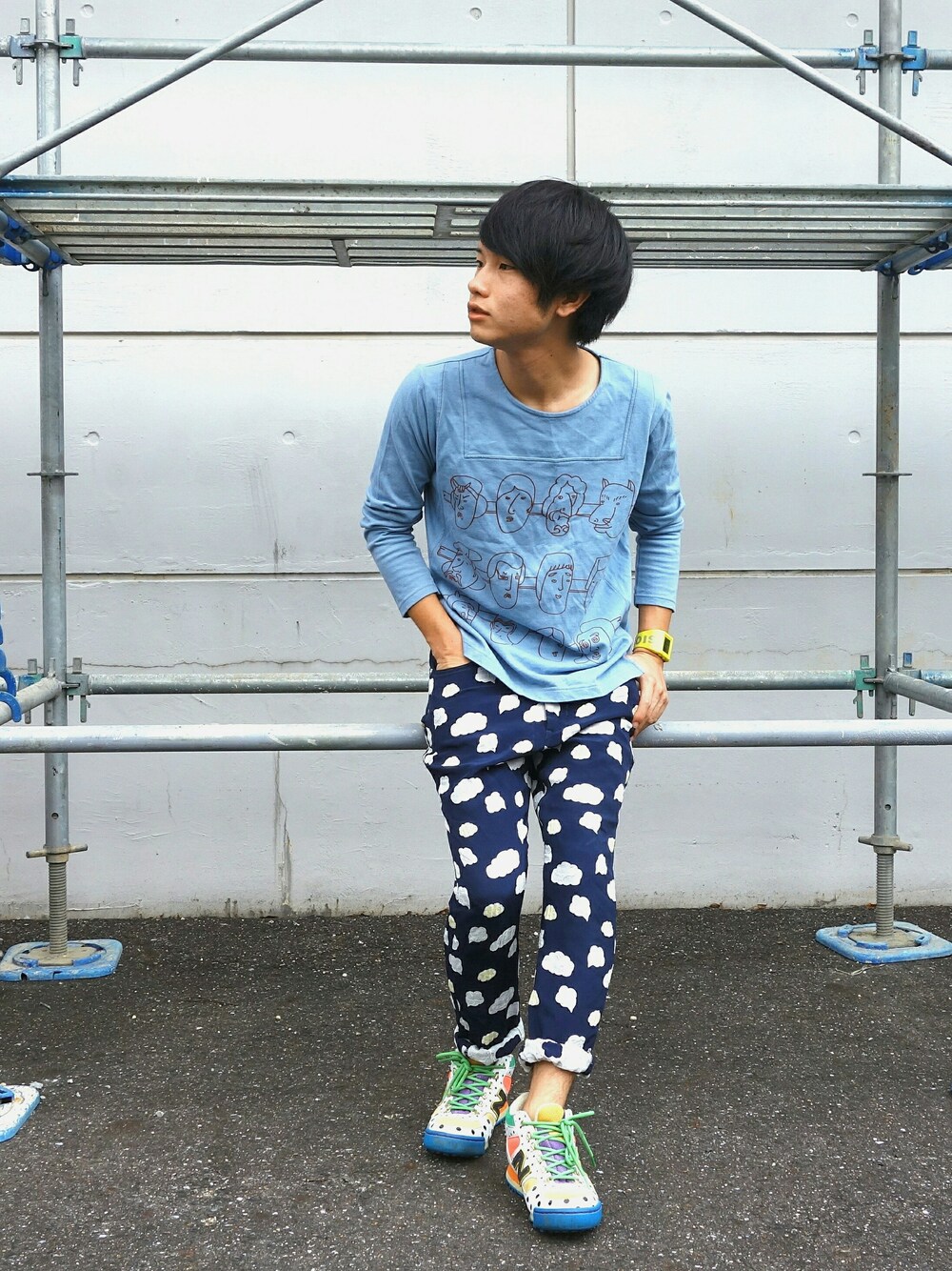 ブルー系のその他パンツ、ブルー系のTシャツ/カットソー、その他のスニーカーを着用したメンズの秋コーディネートの1枚目の写真